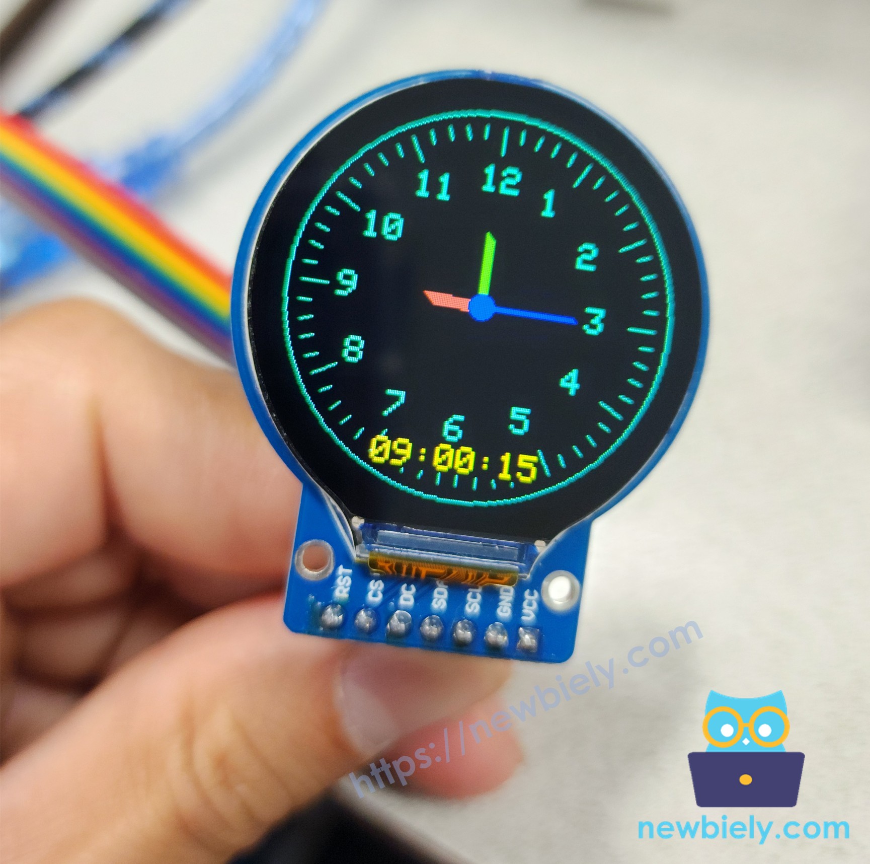 Tela do Display TFT LCD Redondo Circular com Arduino UNO R4 mostrando um relógio