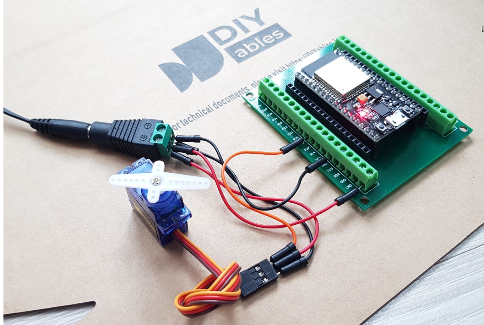 Diagrama de ligação da alimentação do servo motor com ESP32